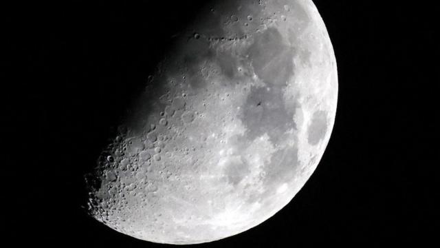 চাঁদ কেন পৃথিবীর কাছ থেকে ধীরে ধীরে দূরে সরে যাচ্ছে? । Why is the moon slowly moving away from the Earth?