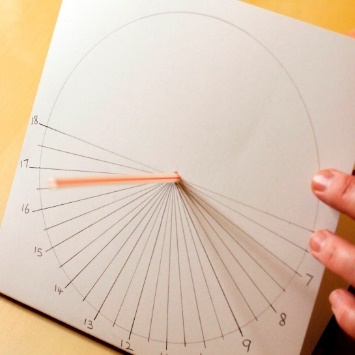 কার্ডবোর্ড বা মোটা কাগজ দিয়ে একটি সানডিয়াল বা সূর্যঘড়ি তৈরি করার সহজ উপায়
